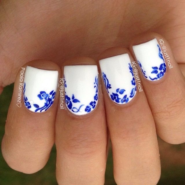 białe paznokcie z nebieskimi kwiatkami