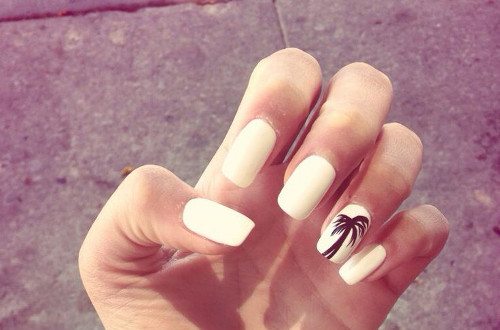 białe paznokcie z palma