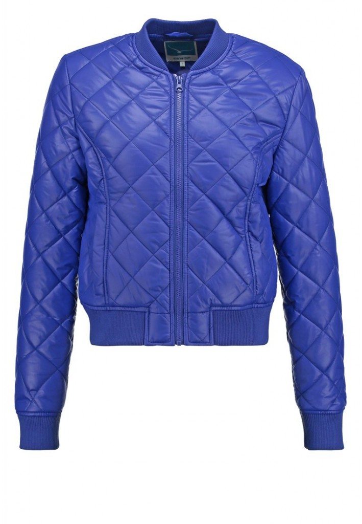 niebieska pikowana kurtka