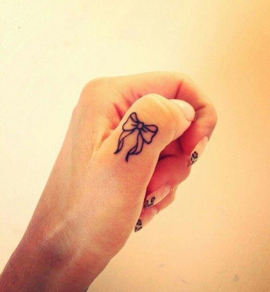 tatuaż na kciuku