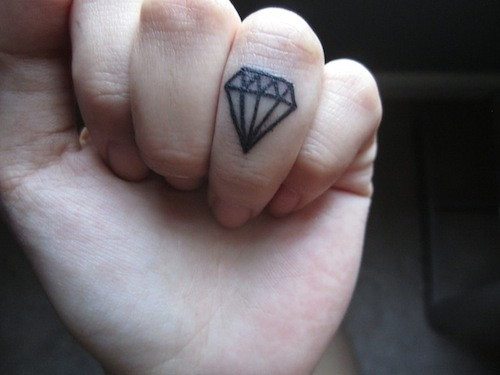 tatuaż na palcu diament