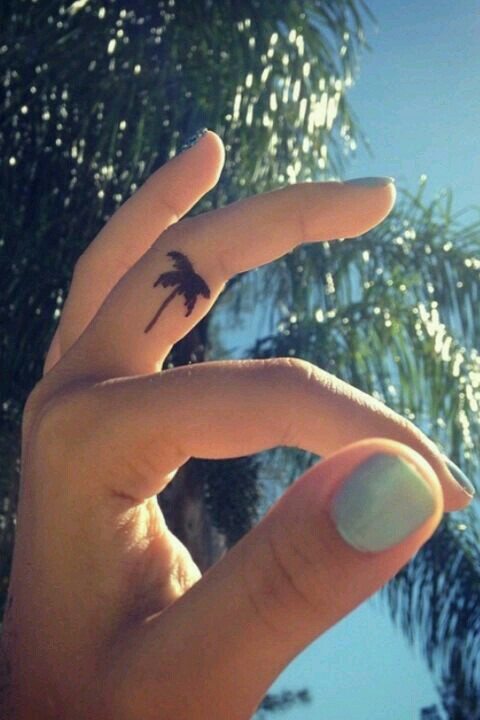 tatuaż na palcu palma
