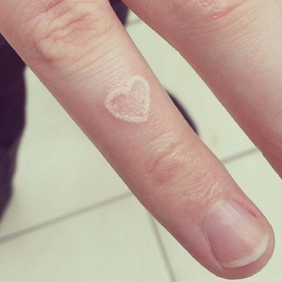 tatuaż serce na palcu